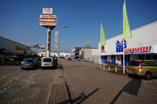 809491 Gezicht in de Kaap de Goede Hooplaan te Utrecht (Meubelboulevard Kanaleneiland), met links de reclamezuil.